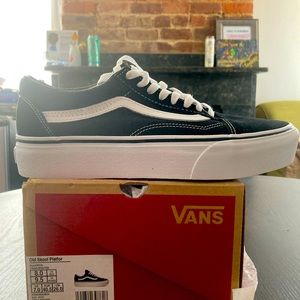New in box. Never worn. Black Vans Old Skool Platfor
